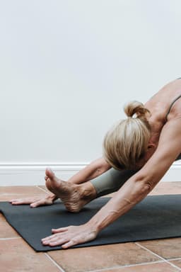 Cum îți îmbunătățești mobilitatea prin yoga ușoară