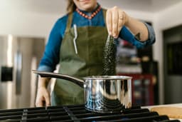 Cum reduci consumul de sare fără să pierzi gustul