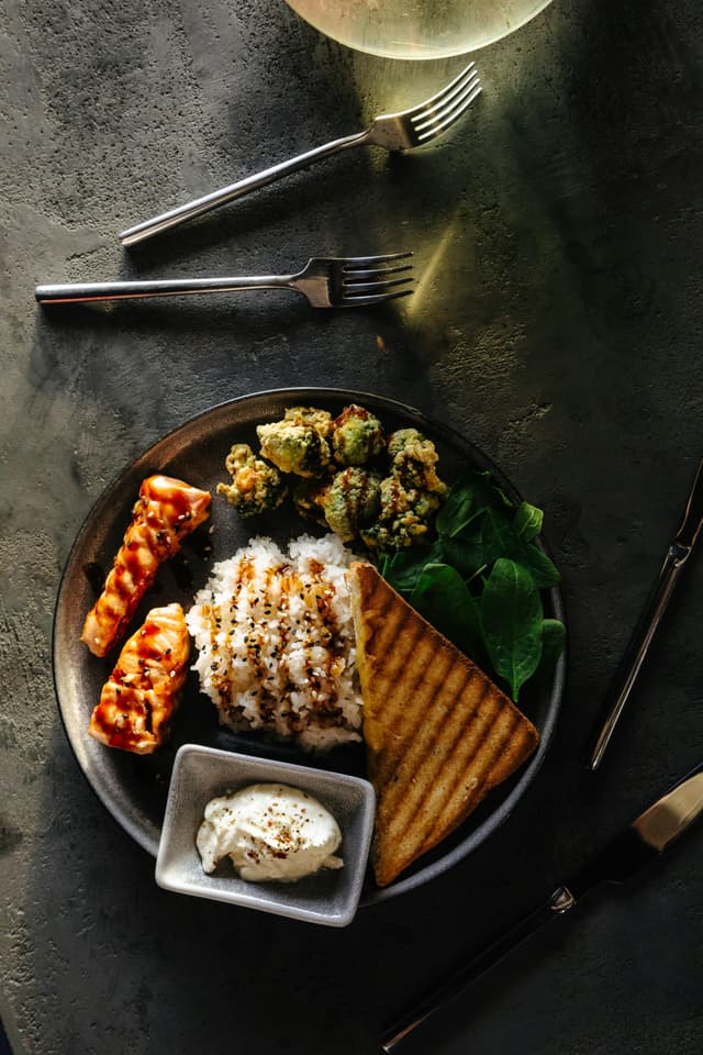 Cina ideală: echilibrul proteină + legume în farfurie