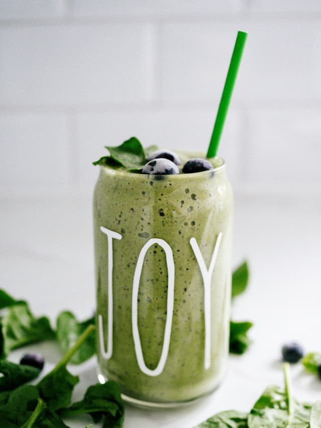 Smoothie verde energizant: spanac, măr și ghimbir