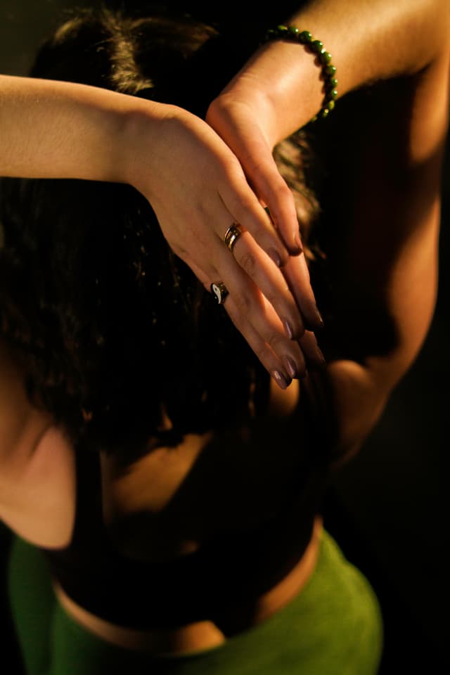 Yoga urbană: poziții rapide pentru calm și concentrare