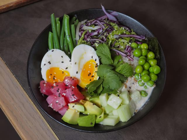 Salată cu ton, avocado și ou fiert: combinație perfectă de proteine