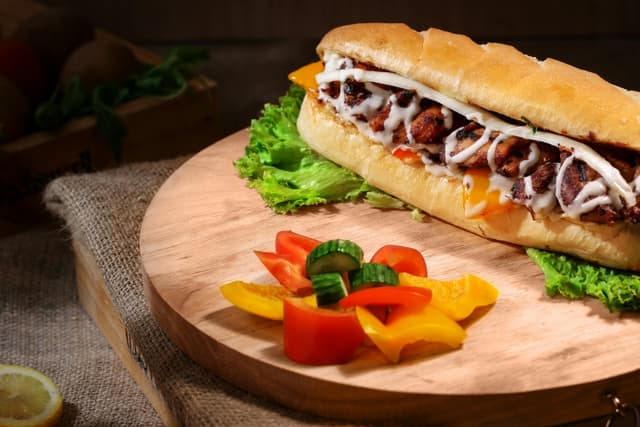 Sandviș cald cu pui, ardei și mozzarella light