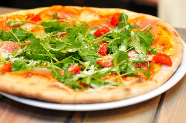 Mini pizza pe lipie integrală cu legume și sos de roșii