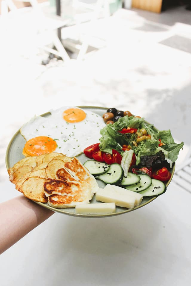 Legume trase la tigaie cu tofu: combinație ușoară și proteică