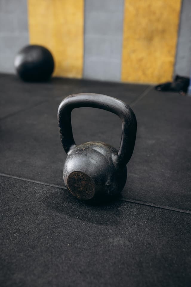Beneficiile exercițiilor cu greutăți libere față de aparate