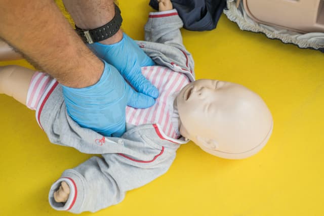 Primul ajutor pentru hipotermie ușoară sau degerături — ce trebuie să știe orice adult