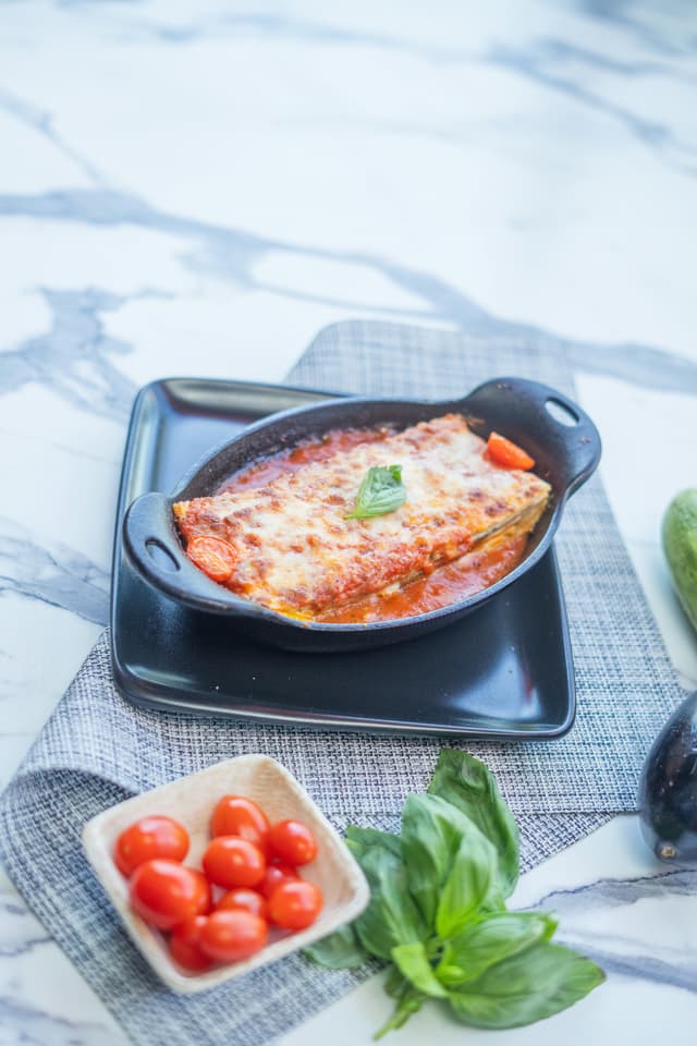 Dovlecei gratinați cu brânză și ierburi aromate