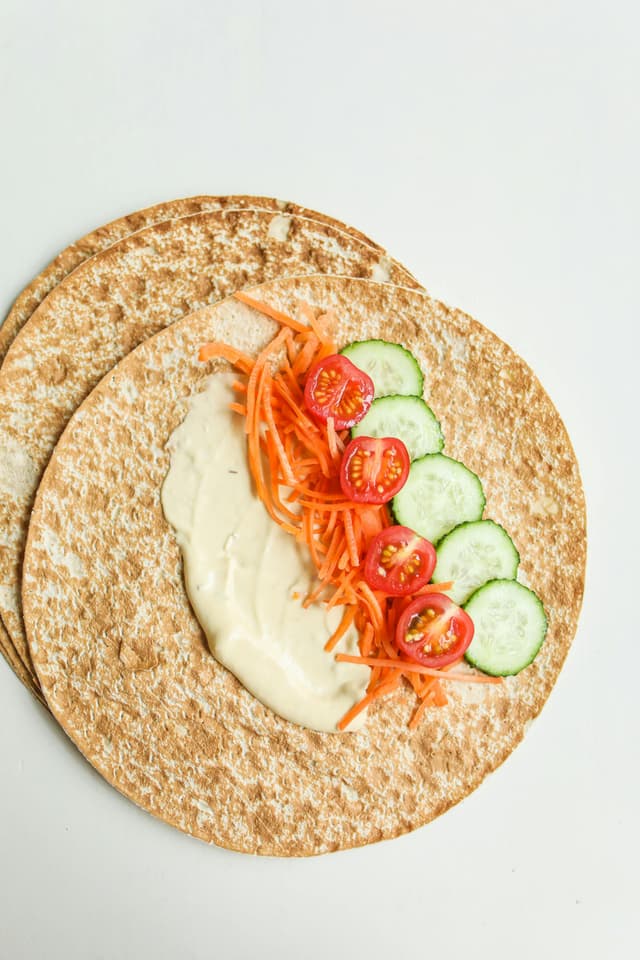 Lipie cu humus, castraveți și morcov ras: gustare vegană în 7 minute