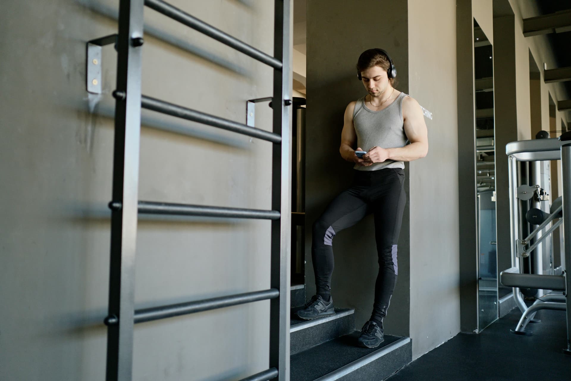 Antrenament urban: scări, bănci, lamăre de fitness
