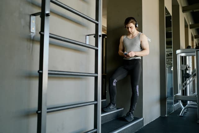Antrenament urban: scări, bănci, lamăre de fitness