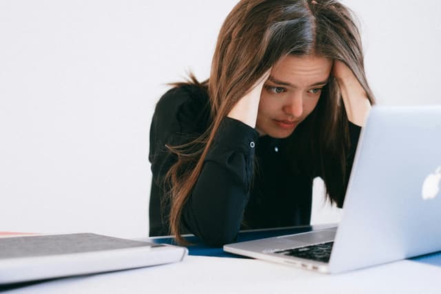 Cum recunoști și previi burnout-ul digital