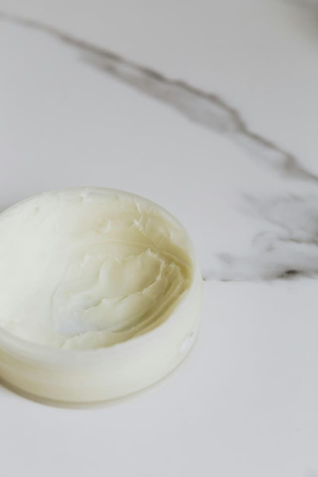 Hidratarea pielii în sezon umed: creme, uleiuri și ingrediente recomandate