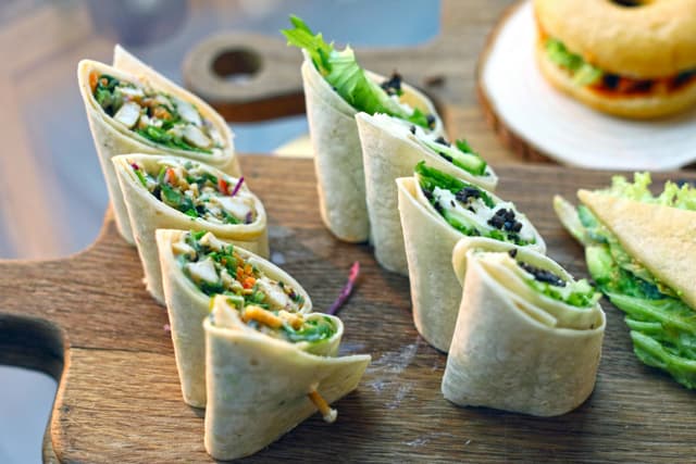 Wrap cu piept de pui și legume proaspete: perfect pentru prânz
