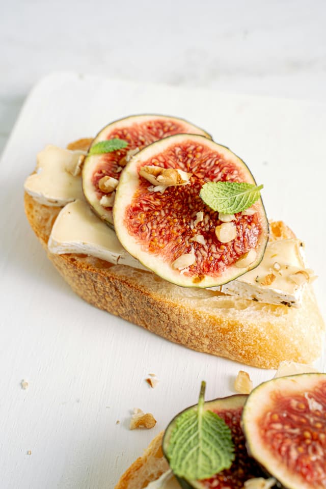Pâine prăjită cu avocado și ou poșat: mic dejun de weekend