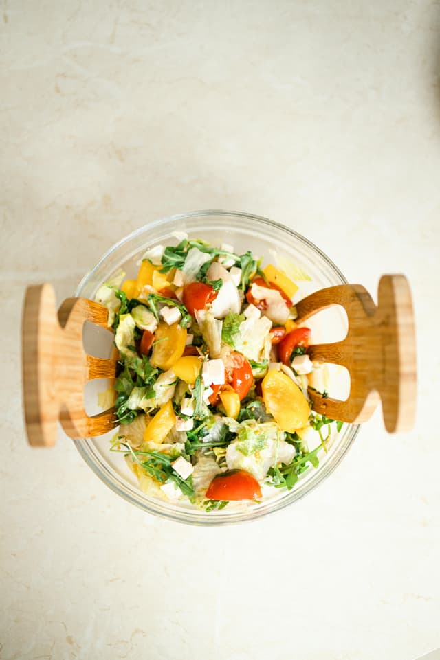 Salată de quinoa cu legume și brânză feta: rapidă și hrănitoare