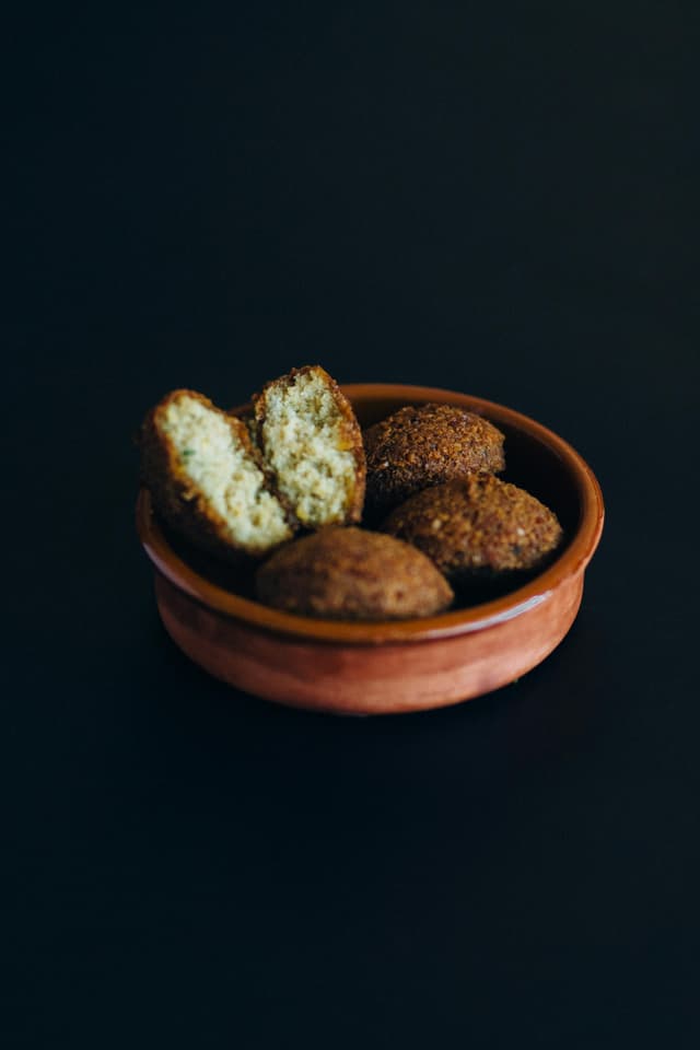 Tartine cu humus și legume crocante: gustare în 5 minute