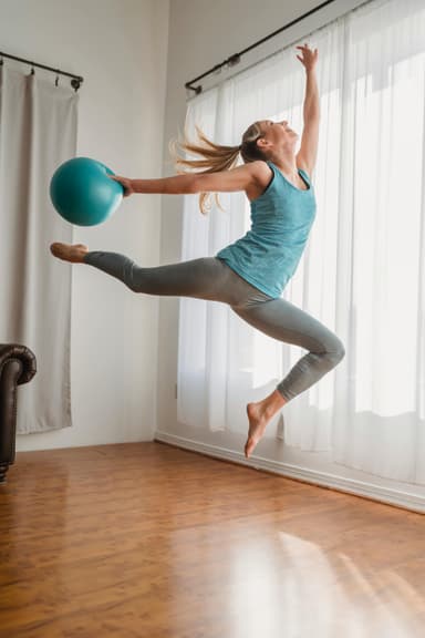 Antrenament cu mingea de fitness în familie