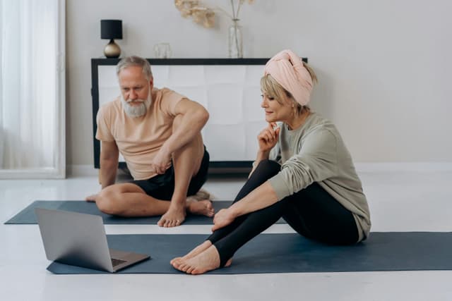 Fitness pentru seniori – exerciții sigure acasă