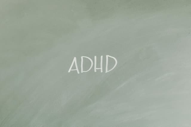 ADHD: cauze neurologice, semne de hiperactivitate și tratamente disponibile