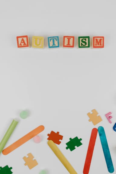 Autismul la copii: semne timpurii, diagnostic multidisciplinar și intervenții terapeutice