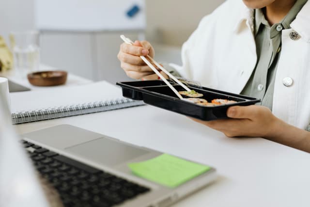 Ghid complet pentru o alimentație sănătoasă la birou