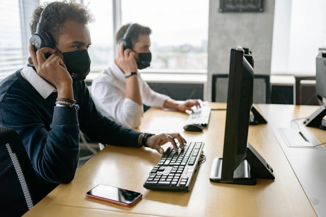 Sfaturi pentru sănătatea ochilor când lucrezi digital