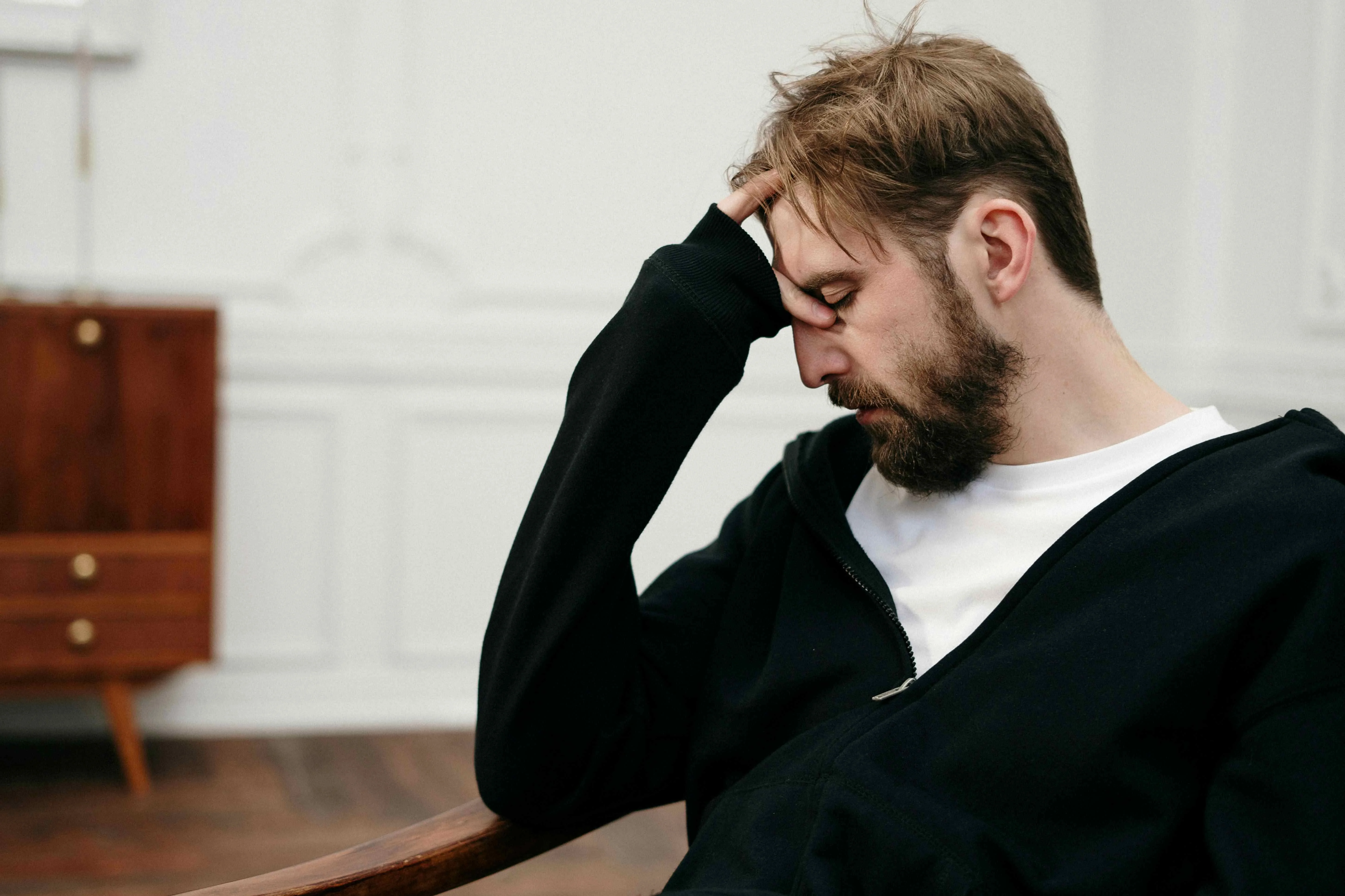 Schizofrenia paranoidă: cum se diferențiază suspiciunea patologică de teama obișnuită
